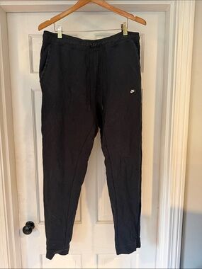 Nike Black Men's Tapered Joggers with Small Swoosh